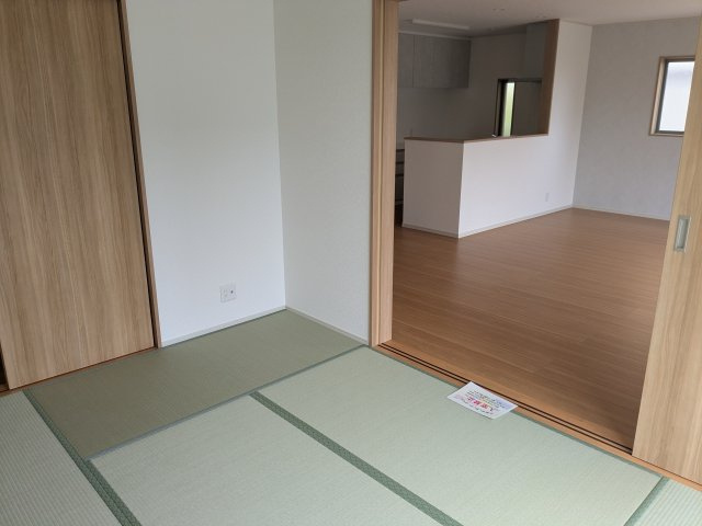 いろどりアイタウン　安中市秋間みのりが丘22-P1の和室|小さいお子様のお昼寝スペースに、来客用にと
便利な和室。