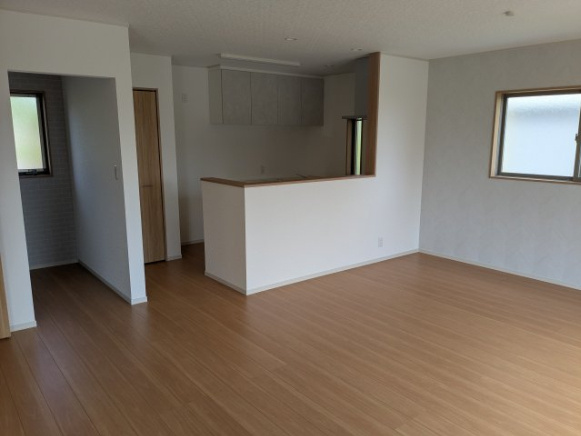 いろどりアイタウン　安中市秋間みのりが丘22-P1の居間・リビング|対面キッチンで、調理しながらも家族のコミュニケーションを大切に。