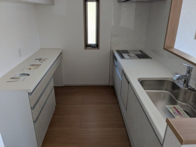 いろどりアイタウン　安中市秋間みのりが丘22-P1のキッチン|必要なものを必要なだけ備えたシステムキッチンです。