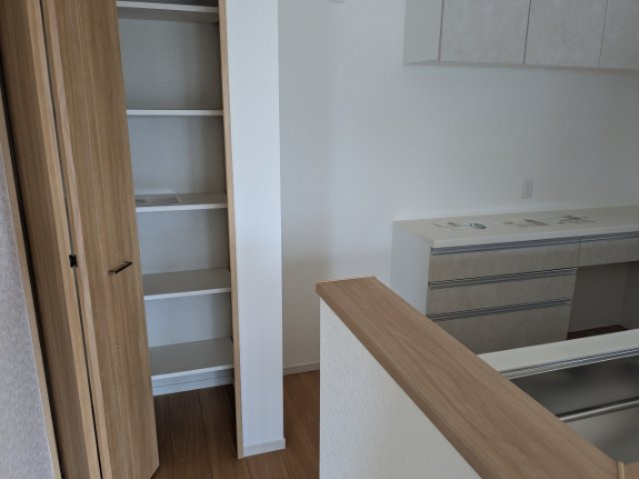 いろどりアイタウン　安中市秋間みのりが丘22-P1の収納|キッチン備品庫は、まとめ買いのストック品の定位置に。