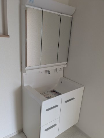 いろどりアイタウン　安中市秋間みのりが丘22-P1の独立洗面台|三面鏡付きの独立洗面台です。お掃除しやすいモデルです。