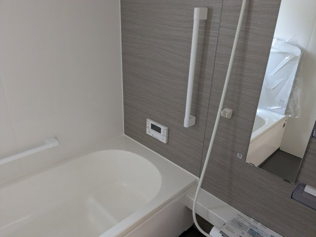 いろどりアイタウン　安中市秋間みのりが丘22-P1の浴室|やさしい色合いのアクセントカラーが、癒しの空間を演出します。