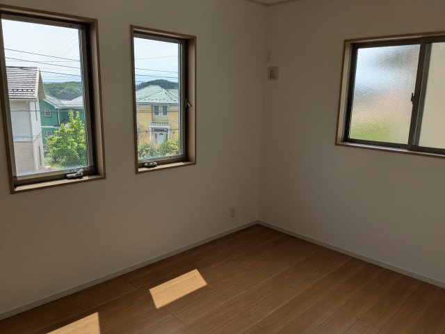いろどりアイタウン　安中市秋間みのりが丘22-P1の洋室|見晴らしの良い透明ガラスと、プライベート空間を確保するすりガラスを使い分けた洋室。