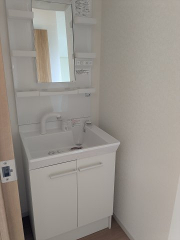 いろどりアイタウン　安中市秋間みのりが丘22-P1の独立洗面台|朝の忙しい時間に、2階にも洗面台があると便利ですよ。