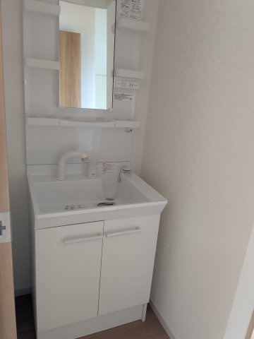 いろどりアイタウン　安中市秋間みのりが丘22-P1の独立洗面台|1階まで行くのが億劫な時に便利さを実感できる洗面台です。