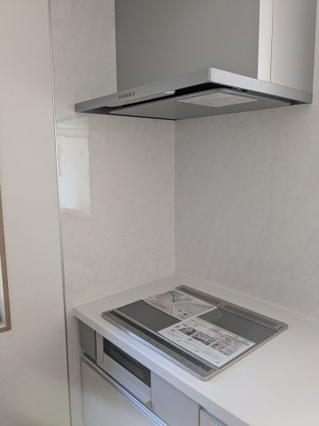 いろどりアイタウン　安中市秋間みのりが丘22-P1のキッチン|お手入れしやすいフラットタイプの換気扇とIHクッキングヒーター付きのシステムキッチン。