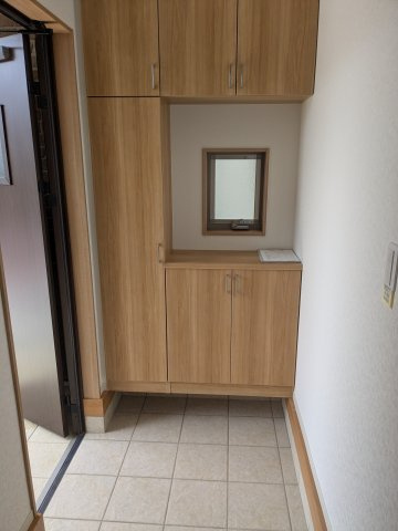 いろどりアイタウン　安中市秋間みのりが丘22-P1の玄関|散らかりがちな玄関をすっきりとまとめる大型収納付きで嬉しい！