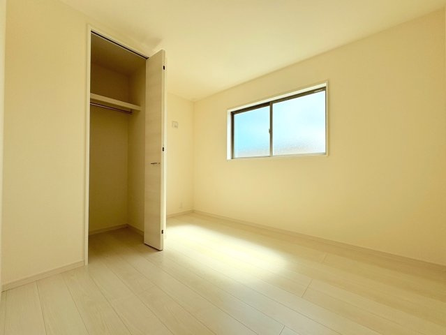 【商談中】リーブルガーデン　江南市宮田町本郷　全2区画分譲の洋室|全居室にたっぷり収納できる大型収納を設置。窓ガラスは断熱性能や結露防止効果の高いペアガラスです。