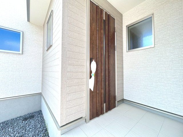 【商談中】リーブルガーデン　江南市宮田町本郷　全2区画分譲の玄関|【ピッキング防止機能付き玄関ドア錠】玄関ドアの鍵は上下に２つあり、内側の下段は脱着サムターンキー。
鍵を不正に開錠されても、もう１つの鍵でピッキングを防ぎます。防犯性の高い仕様になっています。