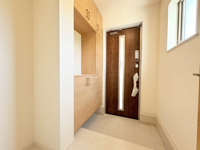 【商談中】リーブルガーデン　江南市宮田町本郷　全2区画分譲の玄関|大容量のシューズ収納付きで玄関周りもすっきり！玄関ドアからの光が玄関ホールを明るくしてくれます。