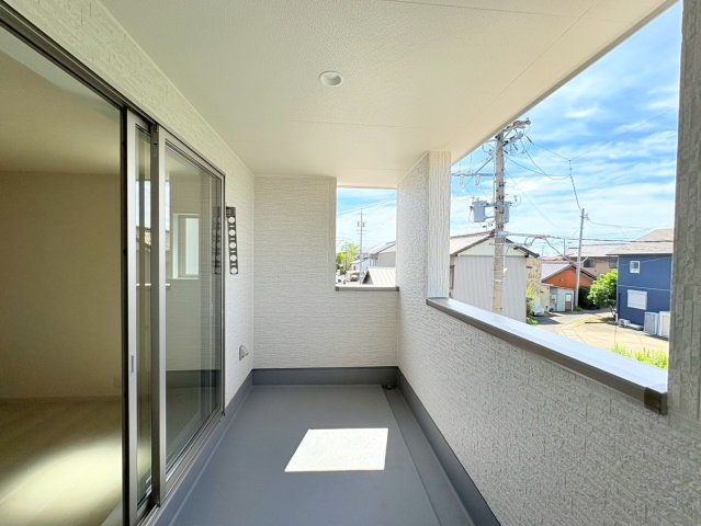 【商談中】リーブルガーデン　江南市宮田町本郷　全2区画分譲のバルコニー|バルコニーは南向きで洗濯物もよく乾きます！強度と表面積硬度を持つFPRで防水しています。