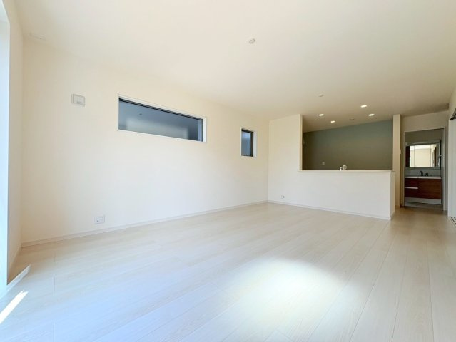 【商談中】リーブルガーデン　江南市宮田町本郷　全2区画分譲の居間・リビング|明るい日差しをふんだんに取り込んだリビングダイニングは家族の笑顔につつまれた素敵な空間になります。
一建設の家は精度が高く丈夫な工法を採用し、「住宅トップランナー基準」に対応しています。