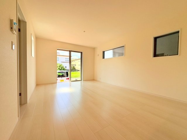 【商談中】リーブルガーデン　江南市宮田町本郷　全2区画分譲の居間・リビング|明るい日差しをふんだんに取り込んだリビングダイニングは家族の笑顔につつまれた素敵な空間になります。
一建設の家は精度が高く丈夫な工法を採用し、「住宅トップランナー基準」に対応しています。