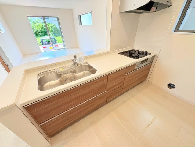 【商談中】リーブルガーデン　江南市宮田町本郷　全2区画分譲のキッチン|機能的で手入れがしやすいシステムキッチンでお掃除も楽々。蛇口は浄水器内蔵型で節湯CI対応水栓です。　
人造大理石カウンターやキッチンパネルなど明るくきれいにお使いいただけます。