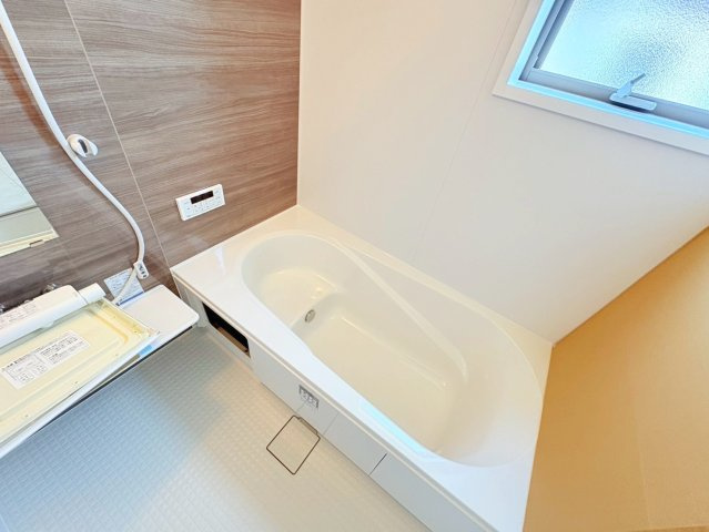 【商談中】リーブルガーデン　江南市宮田町本郷　全2区画分譲の浴室|明るく清潔感がある浴室。浴槽は環境にやさしい節水タイプ。浴槽内ステップで半身浴、親子入浴も安心です。
洗い場の床は乾きやすく滑りにくい快適仕様、水はけが良くカビの発生を軽減できます。
