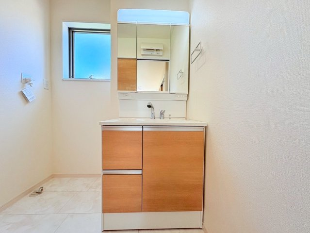 【商談中】リーブルガーデン　江南市宮田町本郷　全2区画分譲の独立洗面台|洗面化粧台 幅 750mm、軽く割れにくい洗面ボールと場所をとらないコンパクト設計の本体キャビネットです。
ミラー扉の内側は全て収納スペースです。リフトアップシャワーを採用し両手が自由に使えます