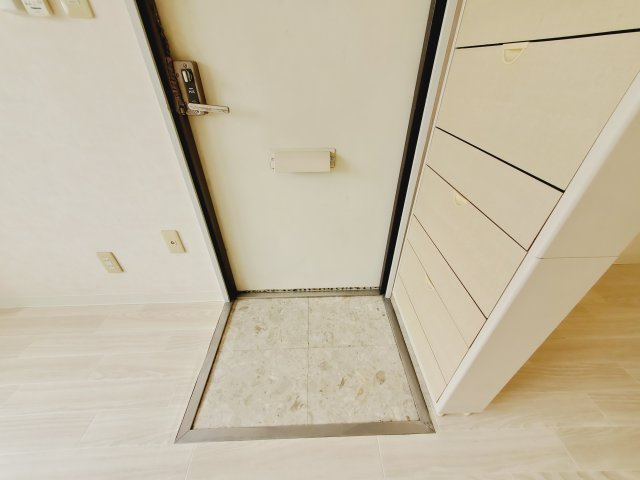 クワハラビルの玄関