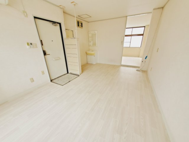 クワハラビルの居間・リビング