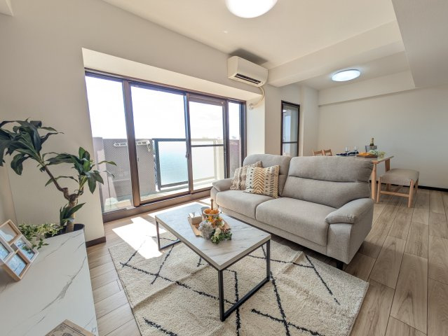 藤和シティコープ一社の居間・リビング|東南角住戸で明るいリビング