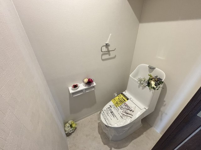 藤和シティコープ一社のトイレ|トイレ内に収納棚を設け、お掃除道具やトイレットペーパーのストックもすっきり収納できます。