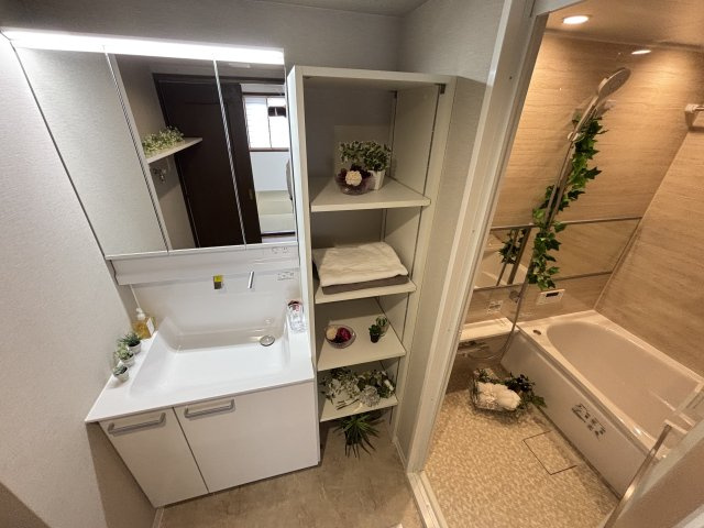 藤和シティコープ一社のトイレ|トイレ内に収納棚を設け、お掃除道具やトイレットペーパーのストックもすっきり収納できます。