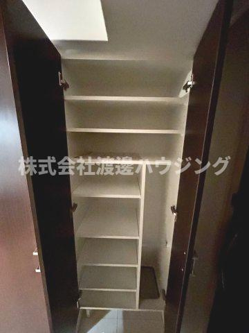パークフラッツ江坂の収納|天井高シューズボックス