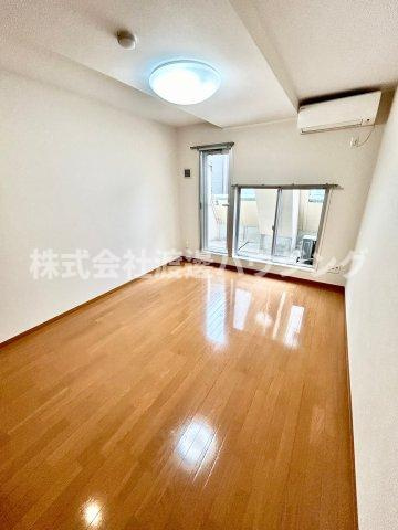 ミラクルセブン江坂の居間・リビング