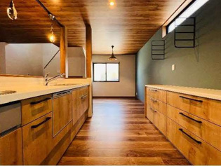 暖かい木のぬくもりを感じられるカウンター式システムキチンです。