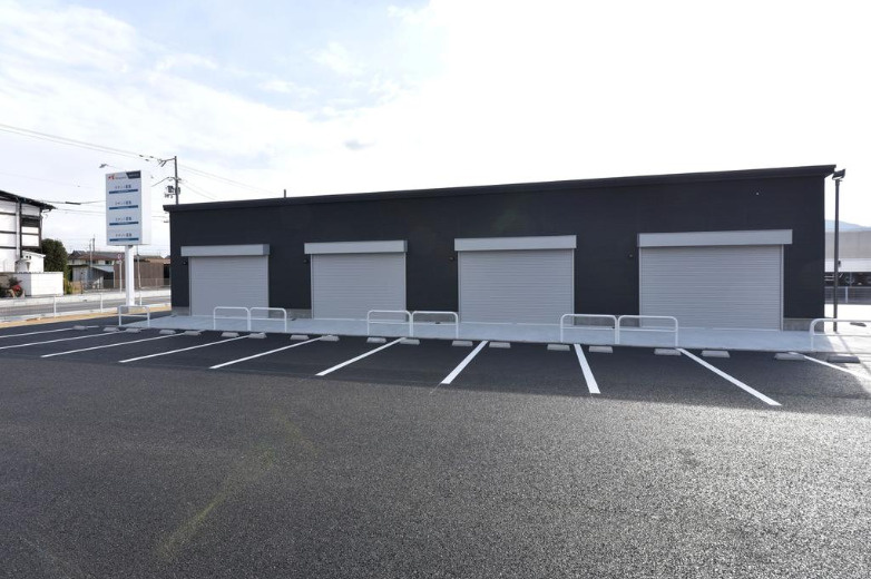 湖南市夏見の店舗事務所の駐車場
