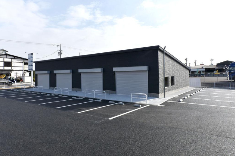 湖南市夏見の店舗事務所の駐車場