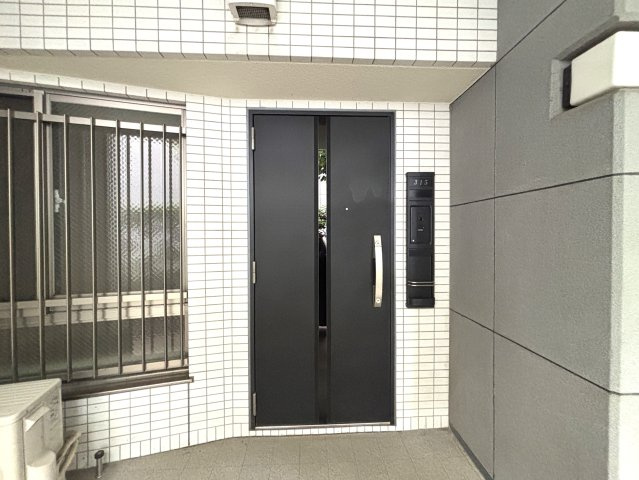 ファミールあざみ野スカーレットヒルズの玄関