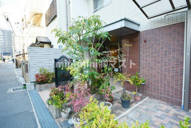 カーサ松崎町のエントランス