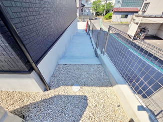 【外観】 | 北側の駐車スペースへ繋がる階段