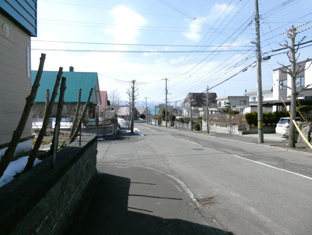 【前面道路含む現地写真】 | もみじ台南6丁目 | ●北側道路
※西側道路面との高低差有り
※南側・西側・北側の一部コンクリート塀は現状渡しとなります
