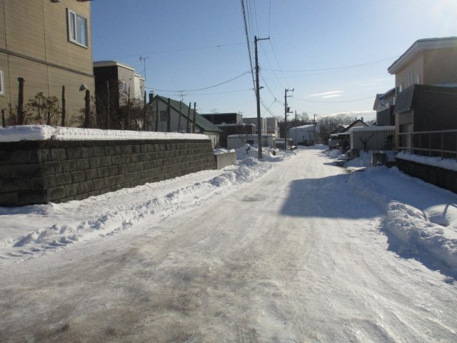 【前面道路含む現地写真】 | もみじ台南6丁目 | ●西側道路
※西側道路面との高低差有り
※南側・西側・北側の一部コンクリート塀は現状渡しとなります

