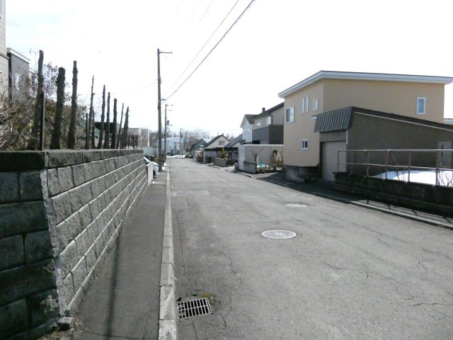 【前面道路含む現地写真】 | もみじ台南6丁目 | ●西側道路
※西側道路面との高低差有り
※南側・西側・北側の一部コンクリート塀は現状渡しとなります
