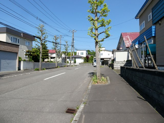 【前面道路含む現地写真】 | もみじ台南6丁目 | ●北側道路
※西側道路面との高低差有り
※南側・西側・北側の一部コンクリート塀は現状渡しとなります
