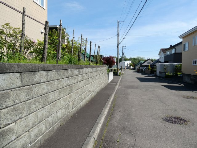 【前面道路含む現地写真】 | もみじ台南6丁目 | ●西側道路
※西側道路面との高低差有り
※南側・西側・北側の一部コンクリート塀は現状渡しとなります
