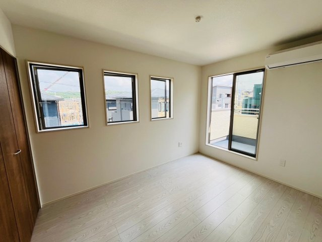 事業用／菊池郡大津町引水／29号棟の洋室|バルコニーに面した大きな窓から光が差し込む明るい洋室です。