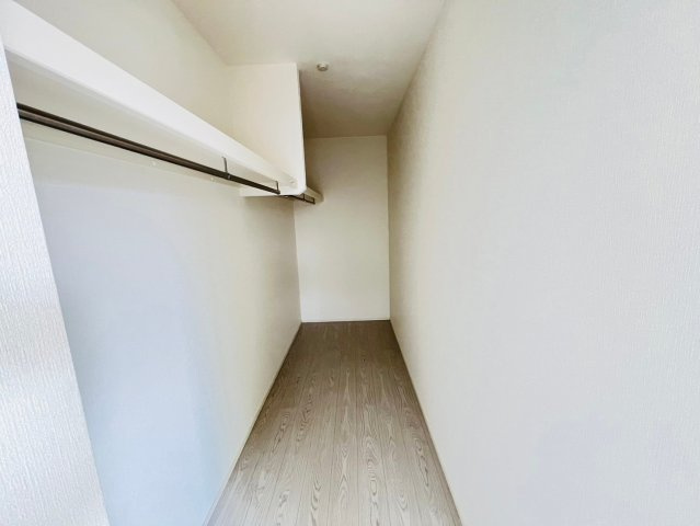 事業用／菊池郡大津町引水／29号棟の収納|奥行きもありたくさん収納できるウォークインクローゼット。お洋服だけでなくたくさん収納できそうです。