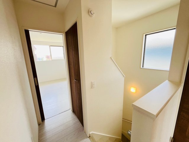 事業用／菊池郡大津町引水／29号棟のその他|窓から入る光で明るい階段ホール