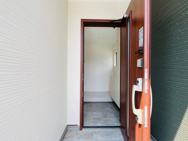 事業用／菊池郡大津町引水／29号棟の玄関|開放感のある玄関。雨の日でも濡れずに宅配の荷物が受け取れます。