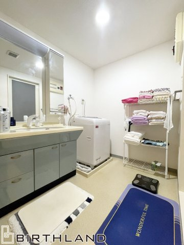 サンシティ信夫ケ丘の独立洗面台|洗面室はゆとりがあり朝の身支度や着替えも快適です！