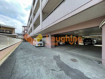 【駐車場】 | エスティーム・アン櫛原 | 駐車場があるので、車を買う予定の方も安心です