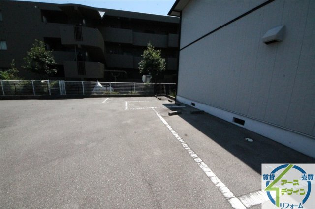 ハイツデアイの駐車場