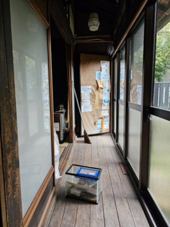 【その他】 | 彦根城下町にある明治時代からの古民家 | 中庭を望む板の間です