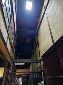 【内装】 | （商談中）彦根城下町にある明治時代からの古民家 | 吹き抜けの天井に明り取りが付いています