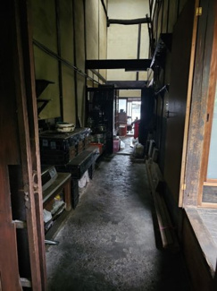 【内装】 | （商談中）彦根城下町にある明治時代からの古民家 | 奥が玄関です。