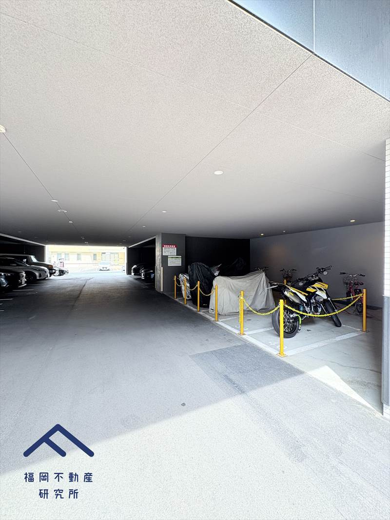 エンクレスト呉服町の駐車場