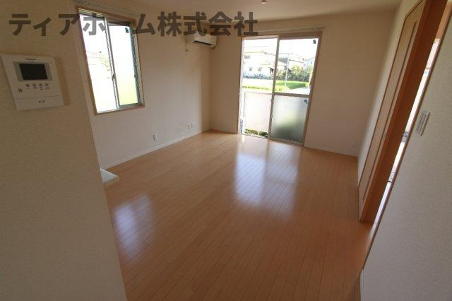 シャーメゾン秋山Aの居間・リビング|こちらのリビングで趣味の時間をお楽しみください